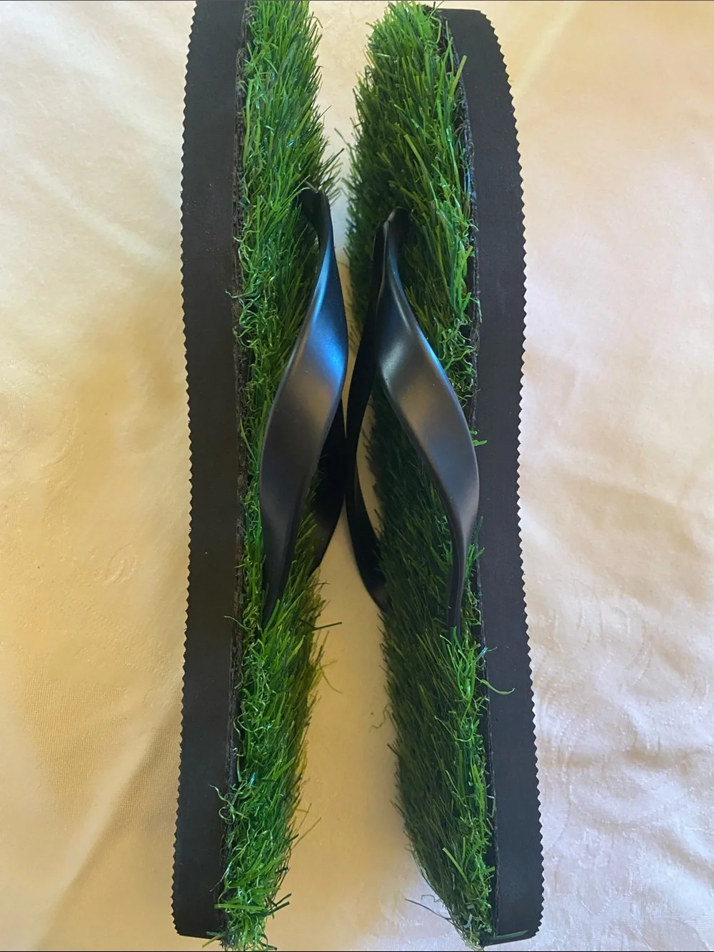 New Men's Size 11 Artificial Grass Flip Flops Novelty Turf Sandals